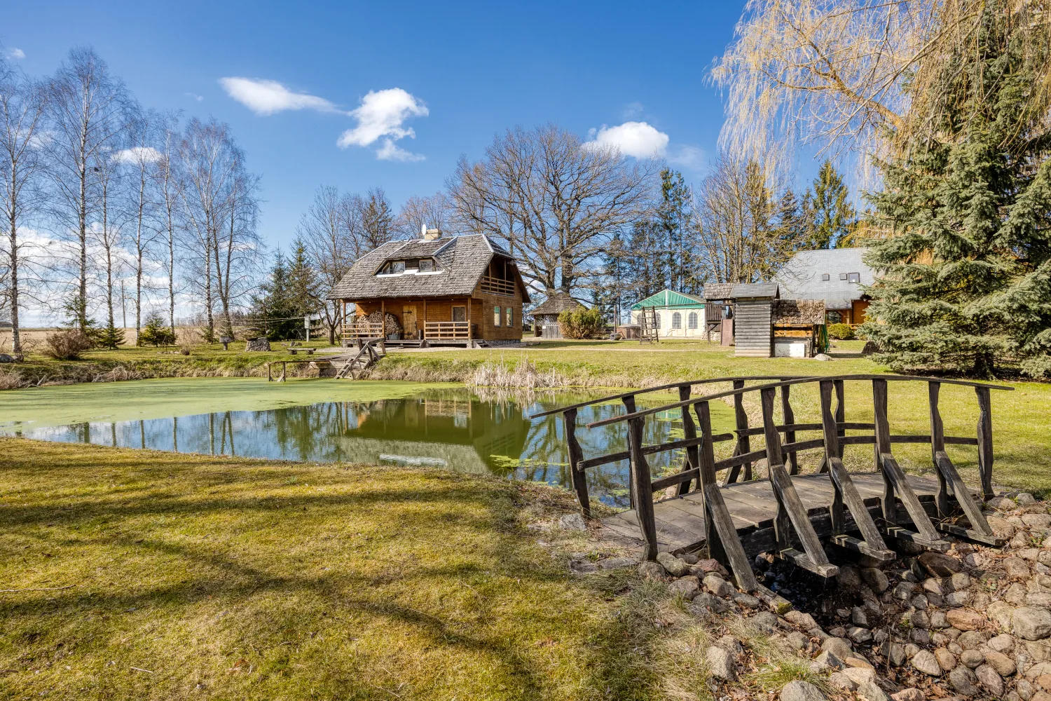 Skats pār dīķi uz pirts māju